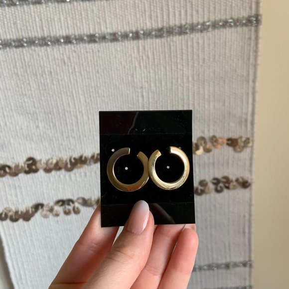 Instagram Fashion Blogger Gold Circle Stud Earring - Picture 5 of 11